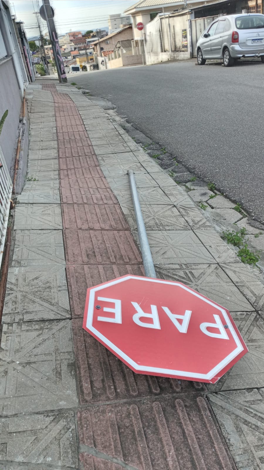 PLACA DE TRÂNSITO CAÍDA EM SÃO JOSÉ (SC)