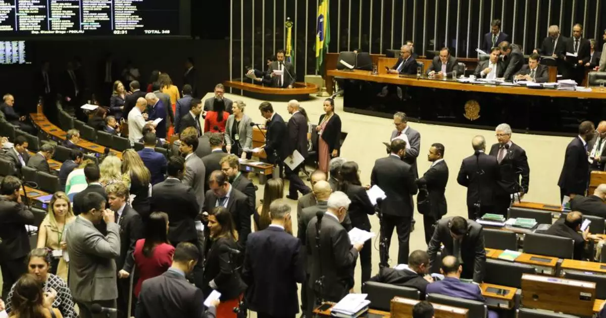 CÂMARA APROVA REFINANCIAMENTO DE DÍVIDAS PARTIDÁRIAS COM RECURSOS DO PRÓPRIO FUNDÃO