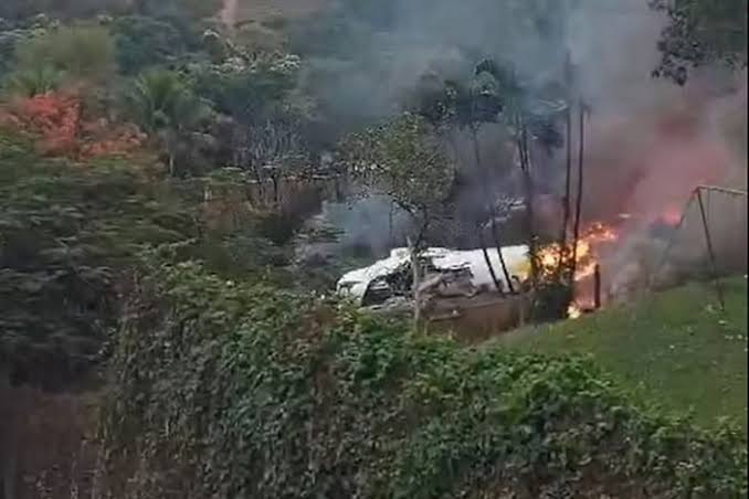 AVIÃO CAI EM VINHEDO (SP). NÃO HÁ SOBREVIVENTES