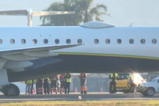AVIÃO DA  AZUL APRESENTOU PROBLEMAS  DURANTE ATERRISAGEM EM FLORIANÓPOLIS ( SC )