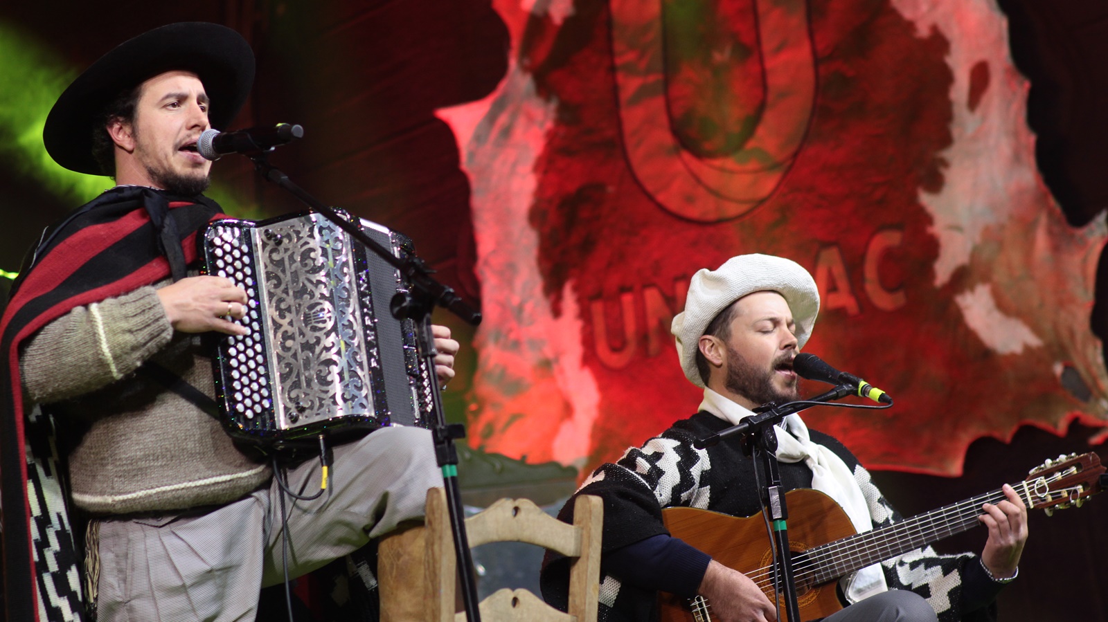 “Poncho Miliquero”, interpretada por Pirisca Grecco, é a grande campeã da 31ª Sapecada da Canção Nativa, em Lages (SC)