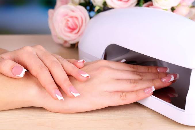 UNIÃO EUROPEIA PROÍBE USO DE ESMALTES SEMIPERMANENTES  COM  INGREDIENTE TÓXICO. VEJA: