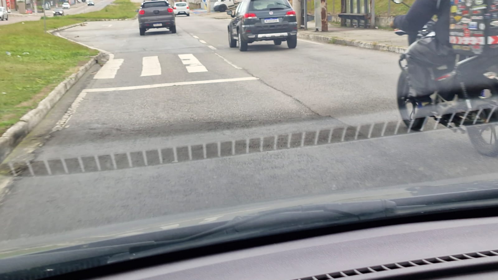 AVENIDA DAS TORRES EM SÃO JOSÉ (SC),COM  FAIXAS PRECÀRIAS PARA PEDESTRES.