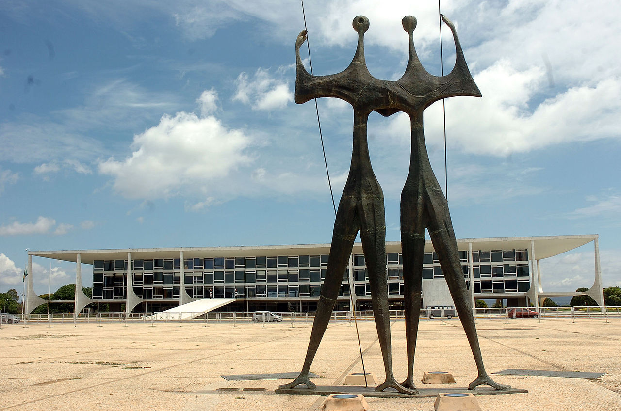 Brasil com três poderes delirantes e um povo quase alucinado diante paranoia política deste país