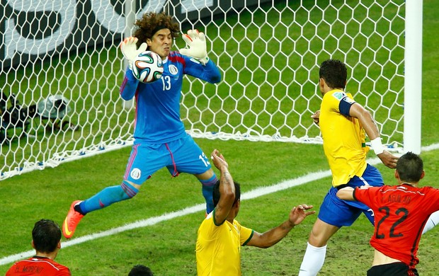 Ochoa fecha o gol contra o Brasil
