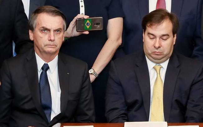 Bolsonaro (PSL), sob pressão de mafiosos presidente da Câmara Maia (DEM) e do Senado Alcolumbre (DEM) , deixa Moro de lado que pode deixar o governo em breve