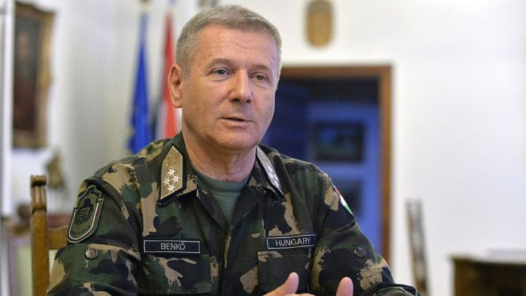 Exército da HUNGRIA já está DESLOCANDO-SE para região de DONBASS em ajuda à Ucrânia. Conflito se amplia com as presenças de tropas russas na  região de DONBASS, leste ucraniano.