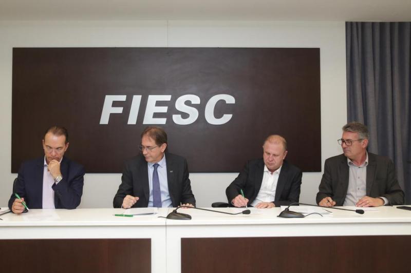 FIESC realiza debate com apenas três candidatos ao Governo e PSL reage por não receber convite