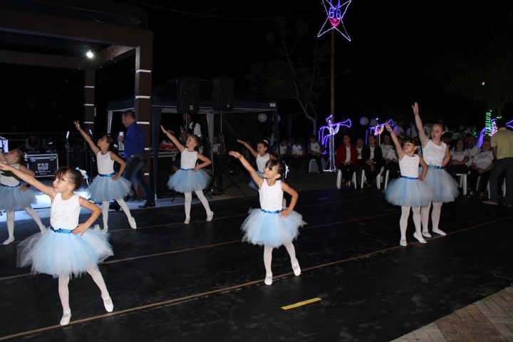 Estudantes dão show em noite cultural do Brilho de Natal, em Piratuba ( SC )