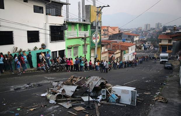REGIME CHAVISTA COM  MADURO AGONIZA  E VENEZUELA SUCUMBE AO CAOS
