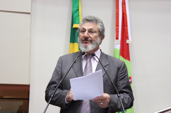 Salários vitalícios a ex-governadores precisa acabar urgentemente