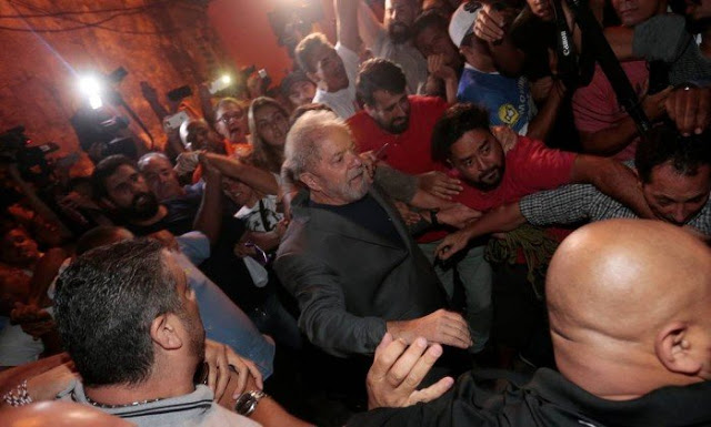 Enfim, preso mafioso e corrupto que foi chamado de \" O cara \" e de \" Sapo Barbudo \" 