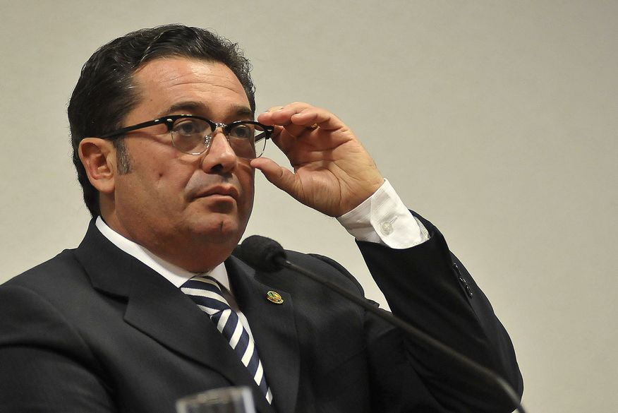 Ministro do TCU Vital do Rêgo ( ex- senador do PMDB), só não foi preso por ter foro privilegiado que aliás tem que acabar 