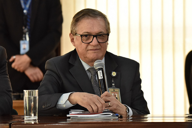 Presidente interino do FNDE é exonerado após polêmica com livros didáticos