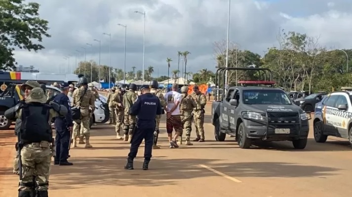 Exército e PM cercam acampamento em Brasília