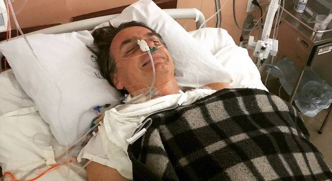 Bolsonaro \"continua em evolução\" e tem \"leve anemia\", diz novo boletim médico