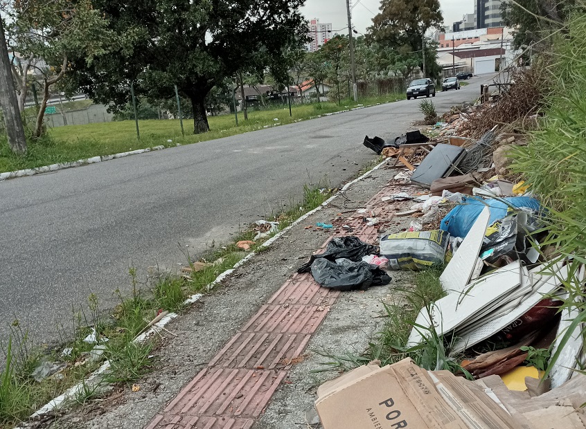 Em São José (SC), lixo é jogado em calçadas e falta fiscalização. Risco elevado á saúde da população