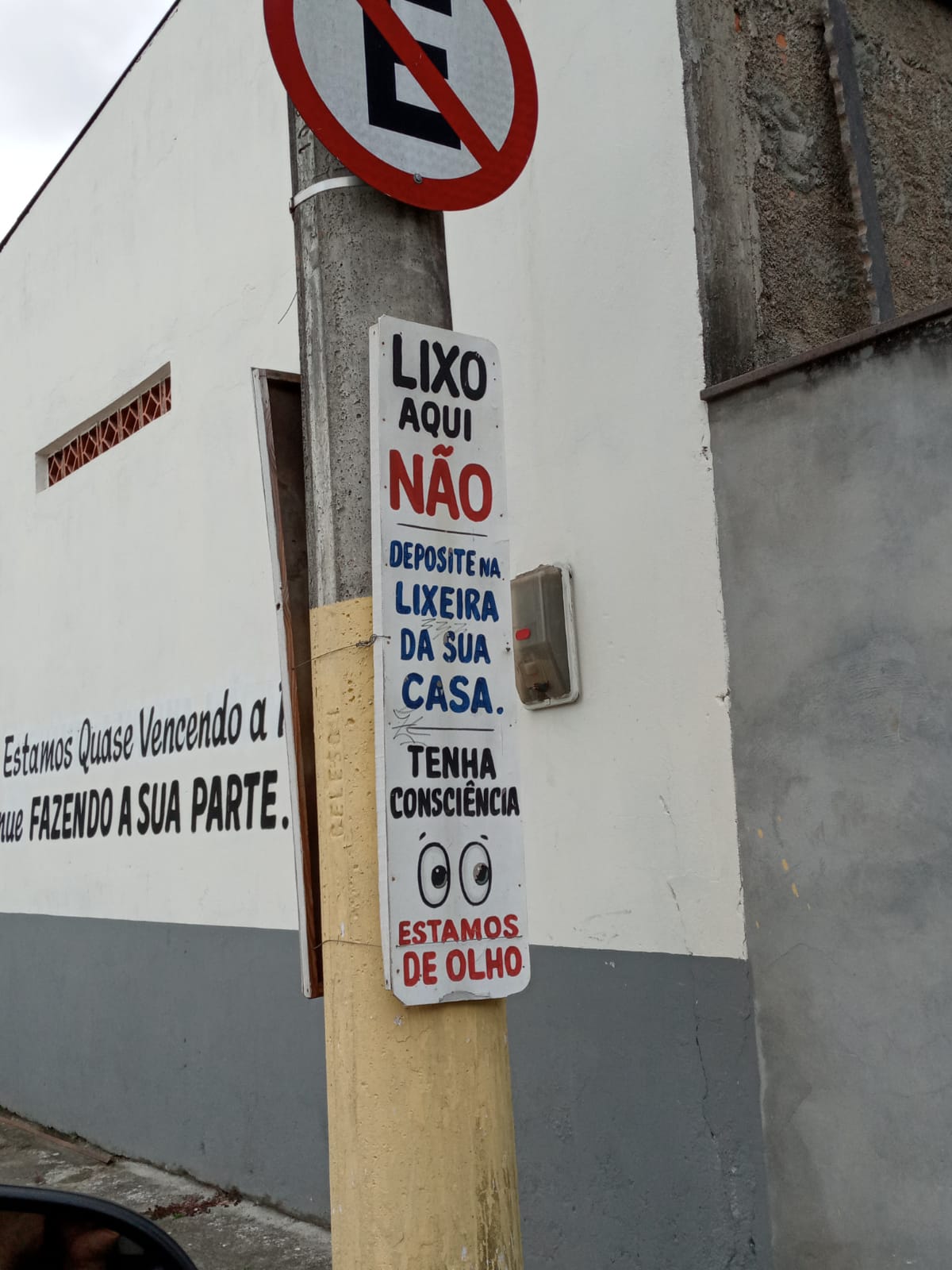 Placa alerta sobre o lixo