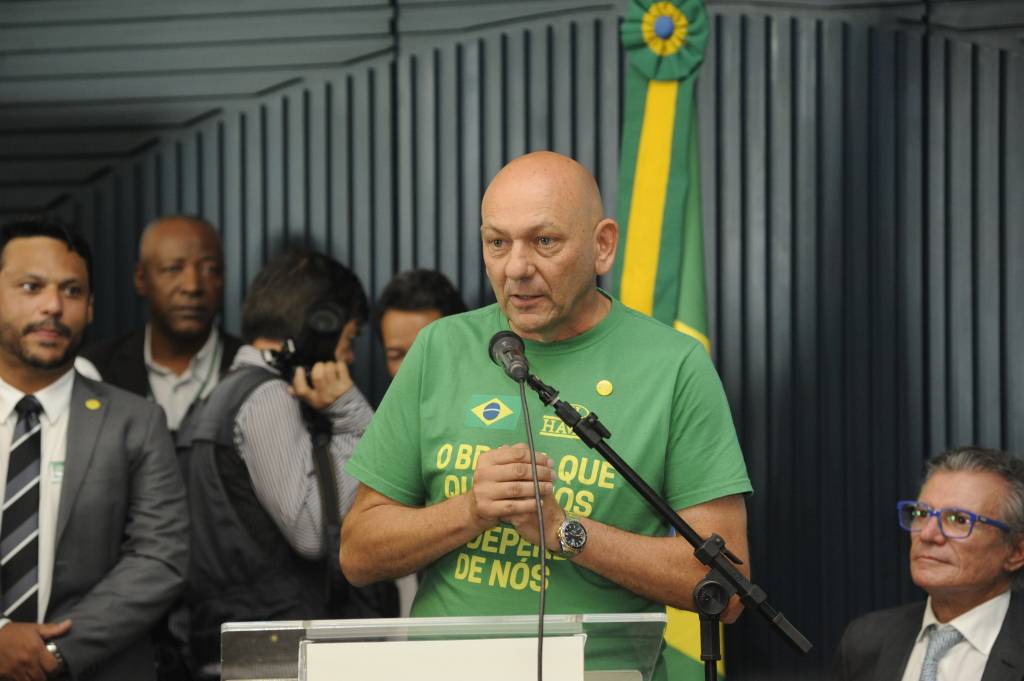 Polícia Federal (PF), cumpre mandados de buscas e apreensões que incluem o empresário Luciano Hang e o ex-deputado Roberto Jefferson