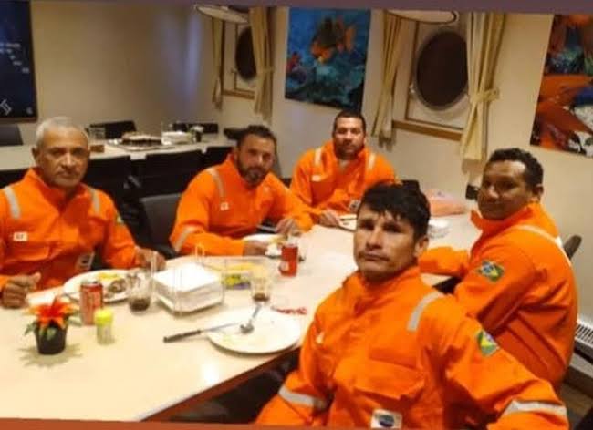 RESGATADOS SEIS TRIPULANTES DE NAUFRÁGIO.  OUTROS DOIS  ESTÃO DESAPARECIDOS