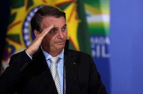 Bolsonaro está delirando e quer \" tomar o poder \": KKK,  É para rir mesmo. Idiotice no poder ?