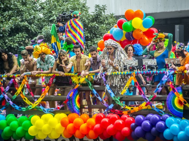Parada Gay, em São Paulo (SP), atrai mais de 2 milhões de participantes