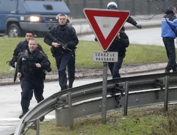França em alerta máximo. Novo ataque com mortos e reféns