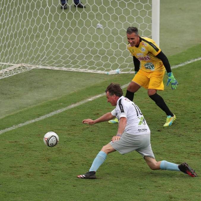 Bolsonaro marca gol com a esquerda, cai em seguida em jogo beneficente na Vila Belmiro