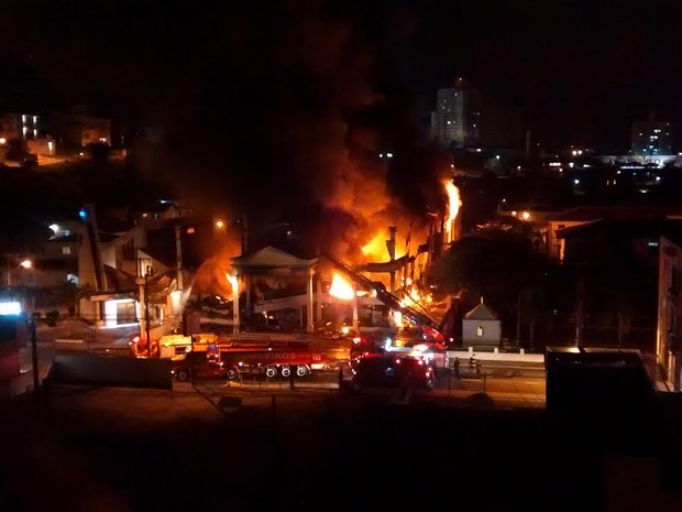 Incêndio destrói loja em Florianópolis,SC