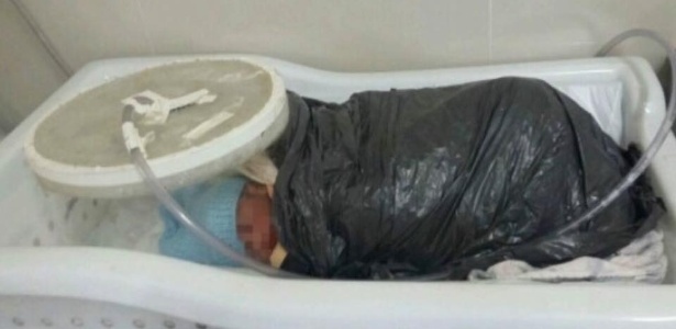 Bebê enrolado em saco de lixo gera revolta