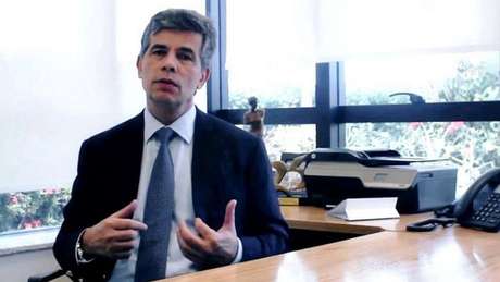 Bolsonaro tira Mandetta e coloca Nelson Teich no Ministério da Saúde. Teich segue a defesa do isolamento horizontal que contraria Bolsonaro