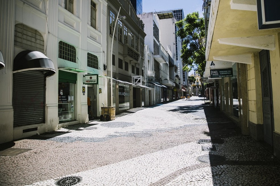 Brasil vive colapso da Covid-19. Mortes avassaladoras. Faltam  leitos de UTIs adulto e pediátrico. Governos medíocres ignoram tragédia