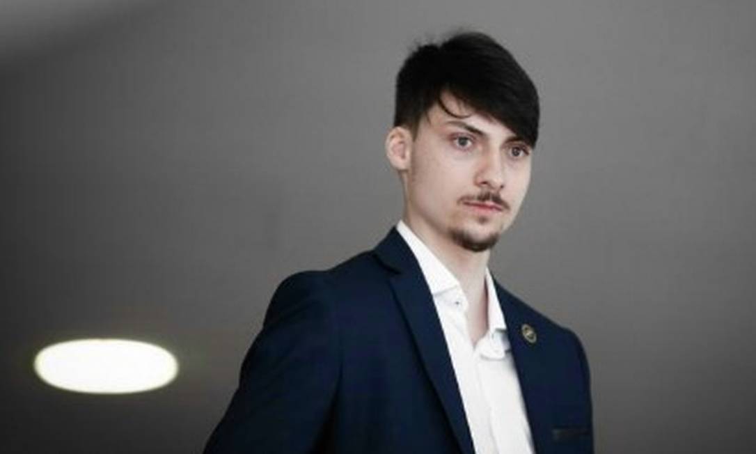 MPF  investiga caso de filho do presidente Bolsonaro que ganhou de presente de empresa um carro elétrico avaliado em R$ 90 mil 