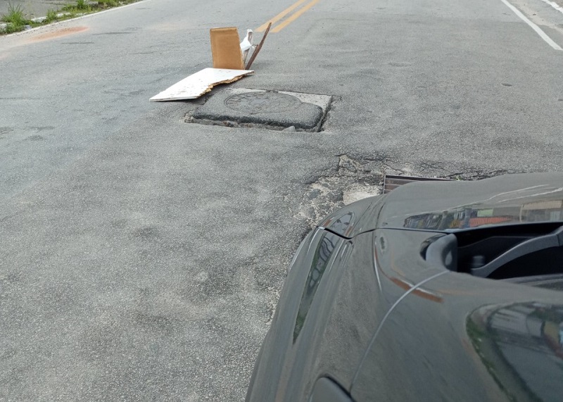 Improvisação  em rua movimentada de São José (SC). Buraqueira e riscos de acidentes