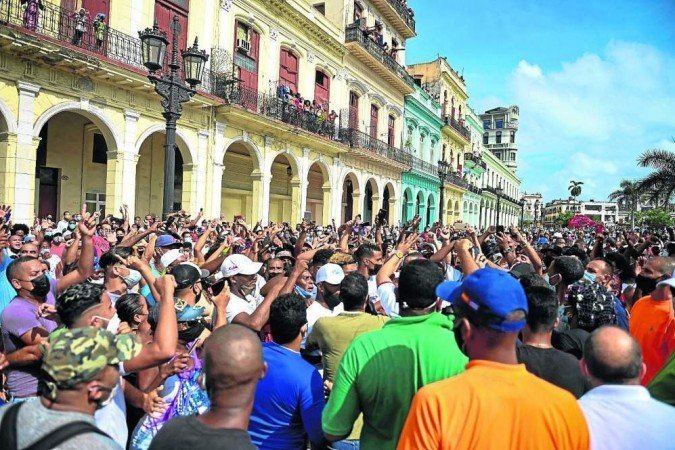 Cuba agoniza sob a mão- de - ferro do comunista  Miguel Diaz- Canel  e Brasil parece uma incubadora, mas da corrupção