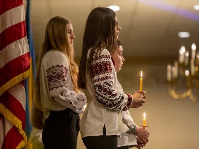 Alunos de uma escola em Warren (EUA), seguram velas em orações pedindo paz diante tensões entre Rússia e Ucrânia.