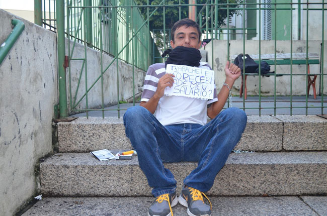 Professor acorrentou-se frente escola em Florianópolis (SC)