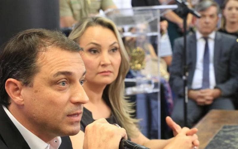 Governador de SC Carlos Moisés e a vice-Governadora Daniela Reinehr, ambos do PSL,  perto do Impeachment
