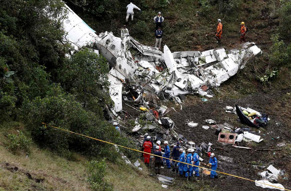 Avião da Chapecoense viajou com pouco combustível e excesso de peso, dizem investigadores