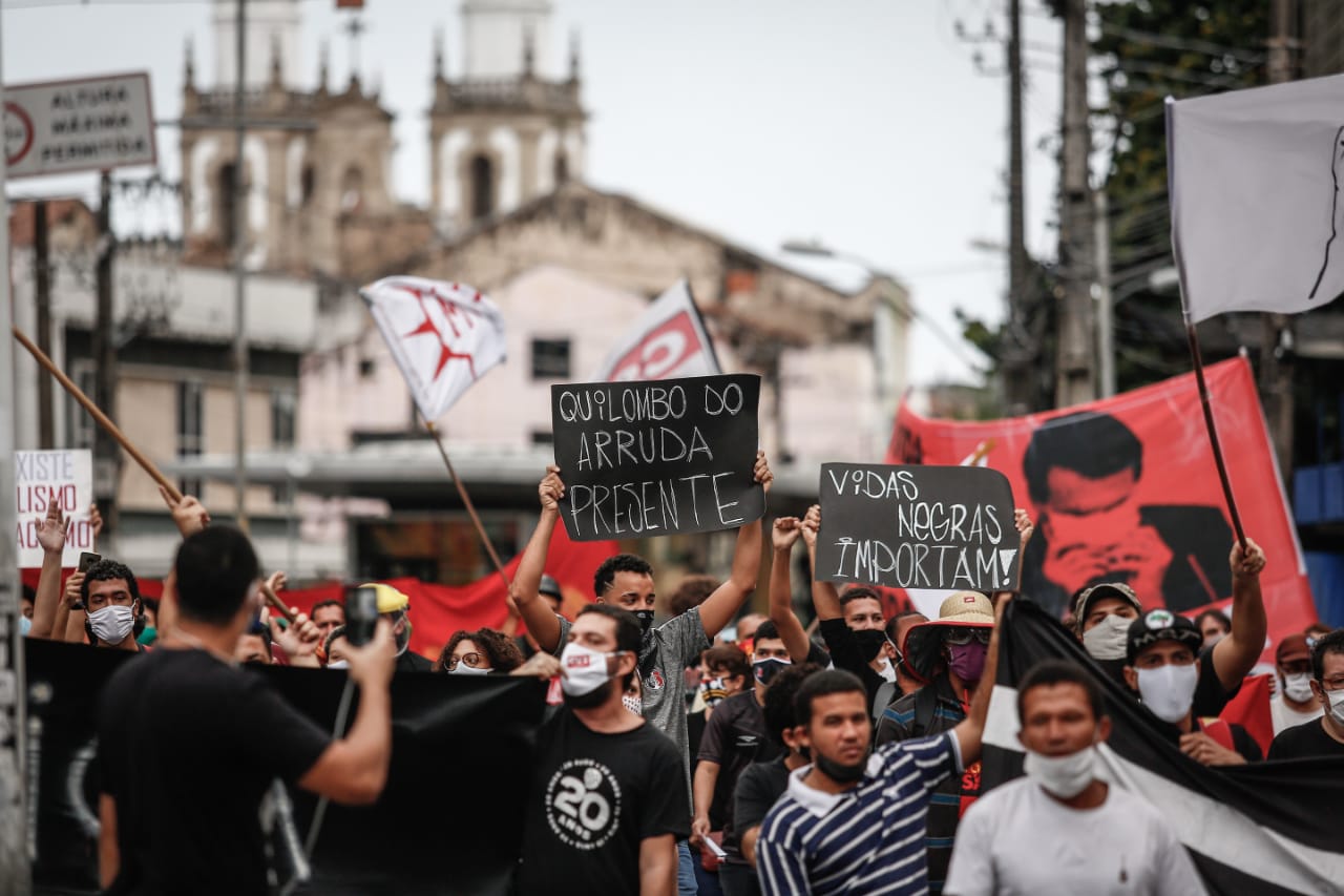Manifestações populares no Brasil contra racismo; contra governo Bolsonaro e até pró- Bolsonaro. Democracia priorizada