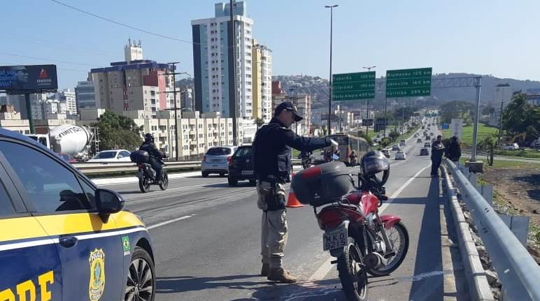 Polícia investiga autoria de uso de linha de pipa com cerol que vitimou Josiane Marques na Via Expressa, em São José (SC)