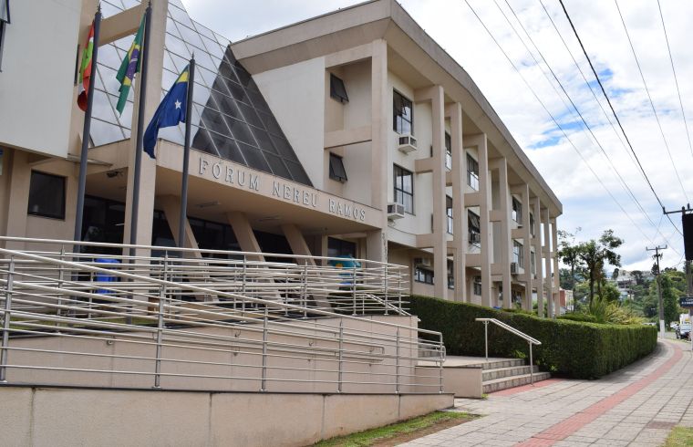 Justiça de SC  condena  ex-servidora  da 4a. Vara Cível em Lages  (SC), à mais de 27 anos de prisão
