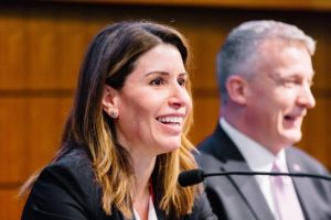 Biden inclui médica brasileira na força - tarefa de combate à pandemia de Covid - 19