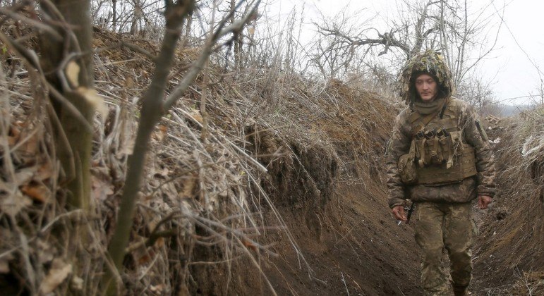 Ucrânia sofre início de ataques da Rússia em Donbass
