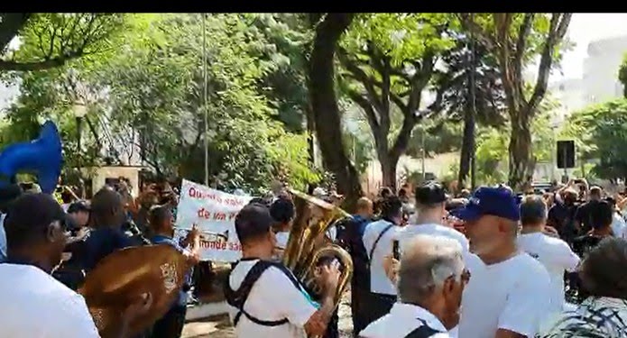 Protesto da PM; Peritos e Policiais Civis de São Paulo. Motivo: Vergonhoso reajuste de 5% salarial concedido por Doria (PSDB)