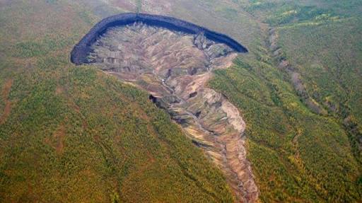 Cratera gigante na Sibéria é assustadora e aumenta continuamente
