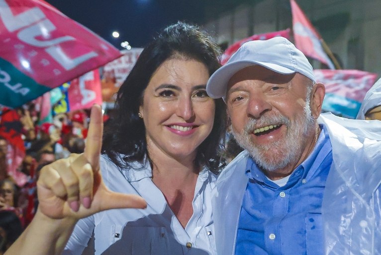 LULA (PT)  ESCANTEIA SIMONE TEBET  ( MDB )