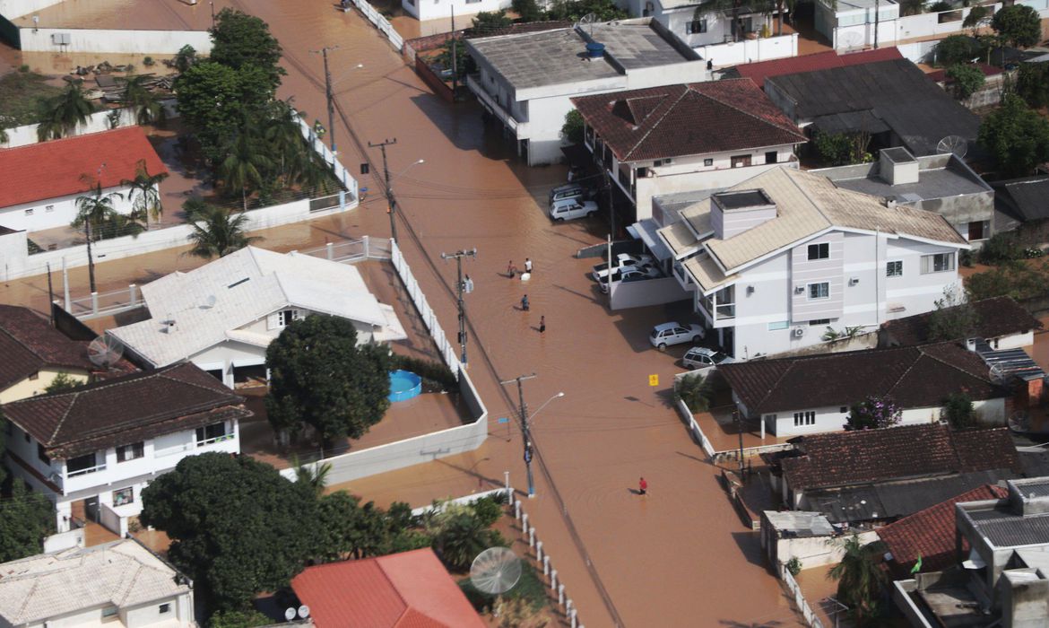 FORTES CHUVAS  PROVOCAM MORTES E DESTRUIÇÃO EM SC