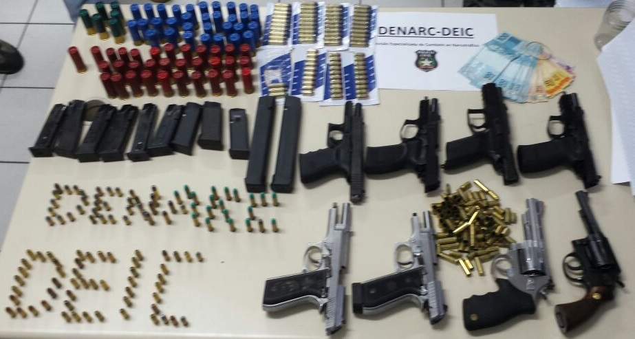 POLÍCIA APREENDE FARTO ARSENAL EM FLORIANÓPOLIS,SC