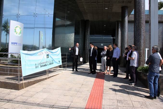 Protesto de Procuradores da República contra indicação de Aras para PGR